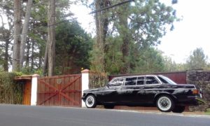 CENTRAL-AMERICA-COUNTRY-ESTATE.-MERCEDES-300D-LIMOUSINE.-3-300x180.jpg