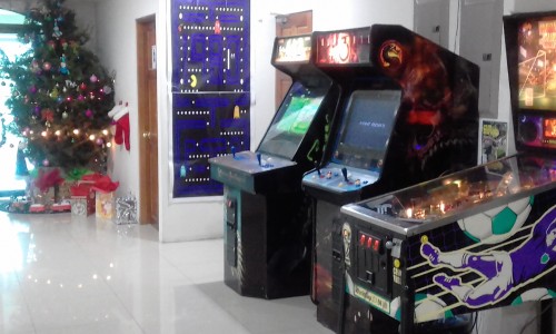 MERRY-CHRISTMAS-CALL-CENTER-GAME-ROOM-PINBALL.jpg